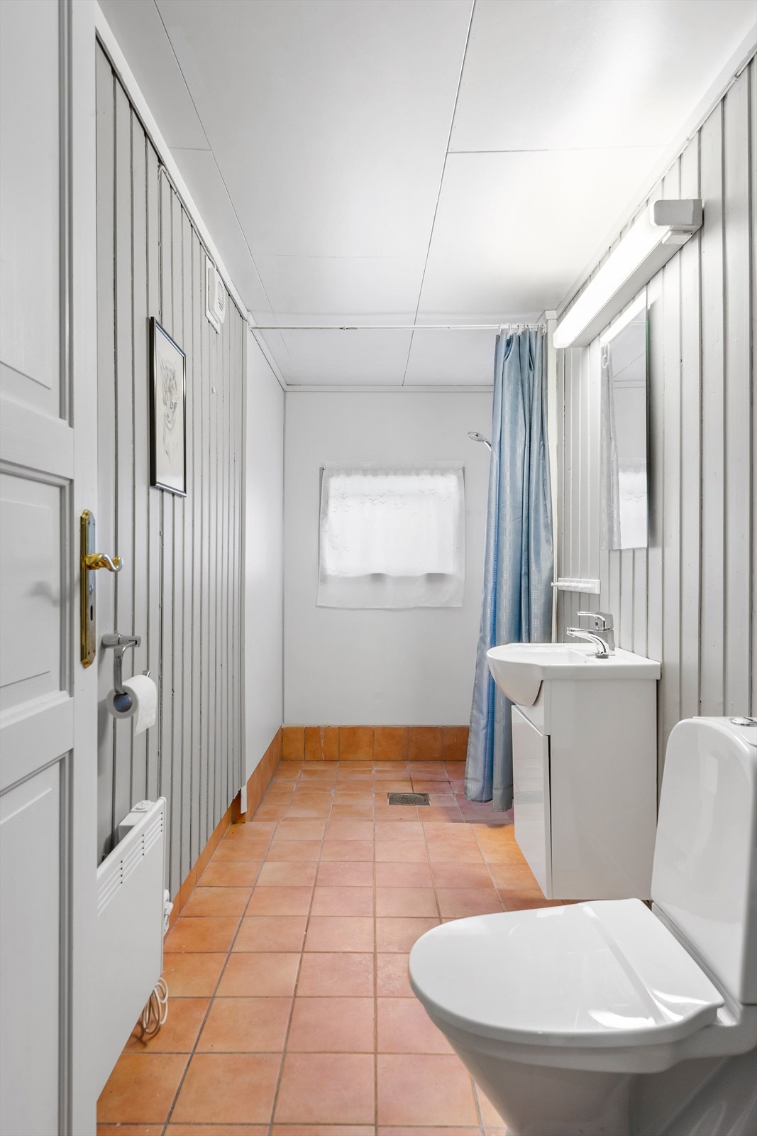 Badet i sokkeletasjen har flislagt gulv med gulvvarme og er utstyrt med wc, servant med underskap og dusjnisje. Galleribilde