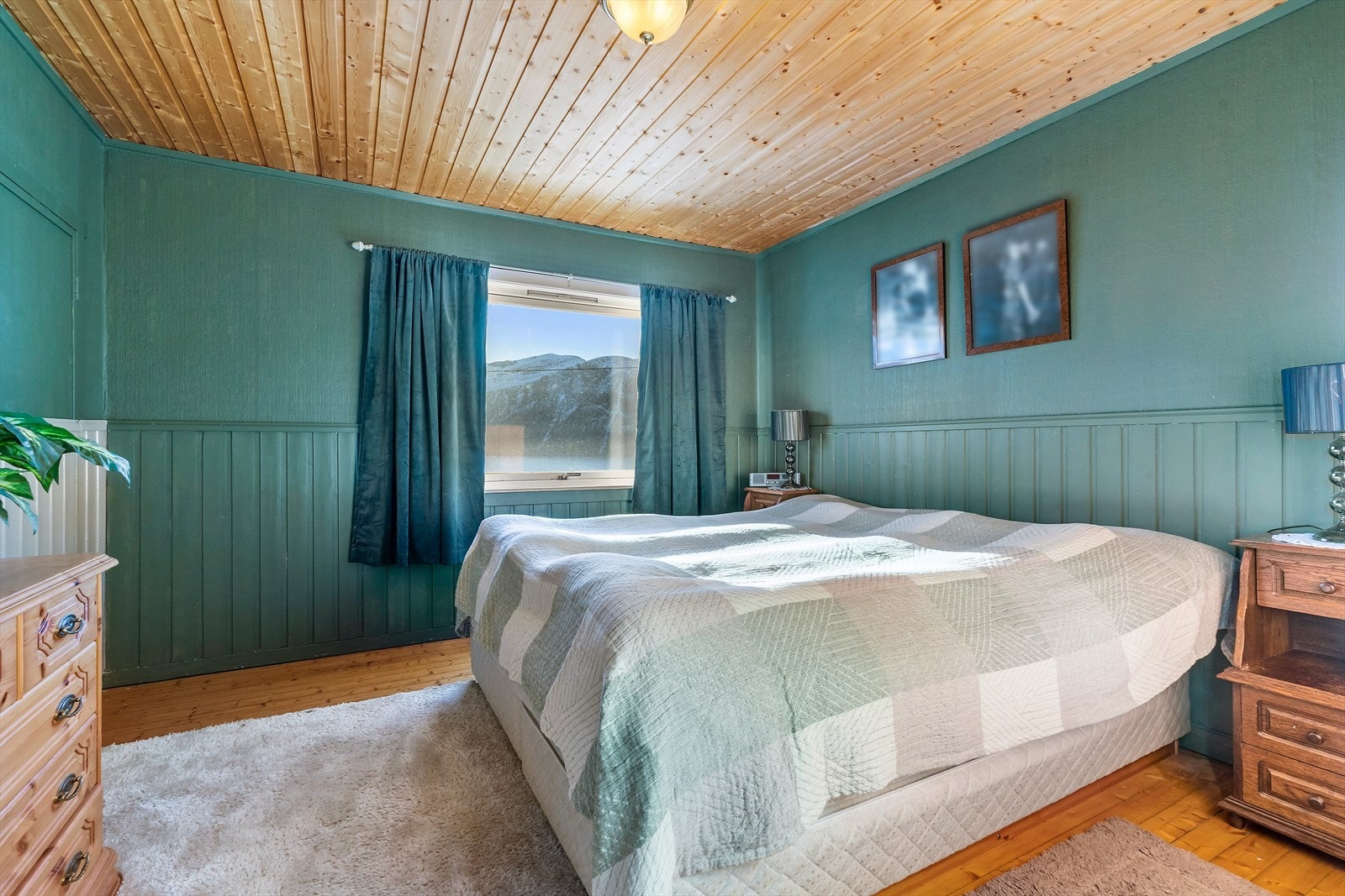 Soverom 2 har god plass til dobbeltseng, og både integrert skap og frittstående skap. Flott utsikt over fjorden og fjella. Galleribilde