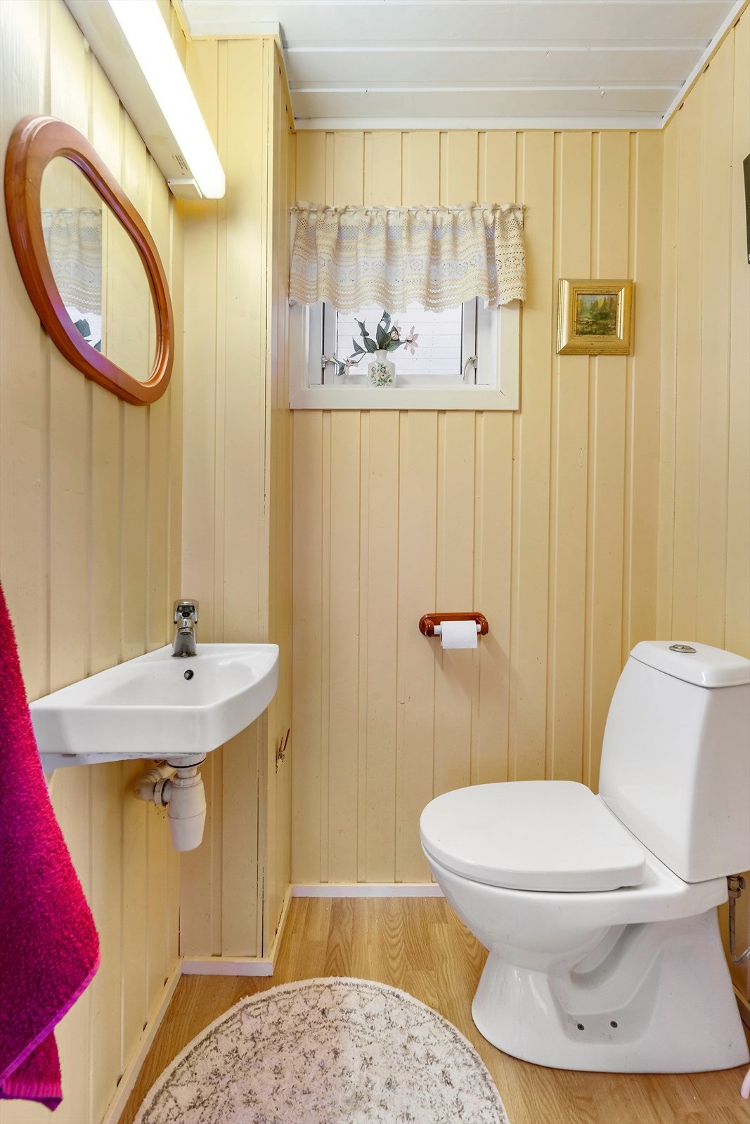 Toalettrommet i 1. etasje er utstyrt med gulvmontert toalett og enkel servant med speil over. Galleribilde