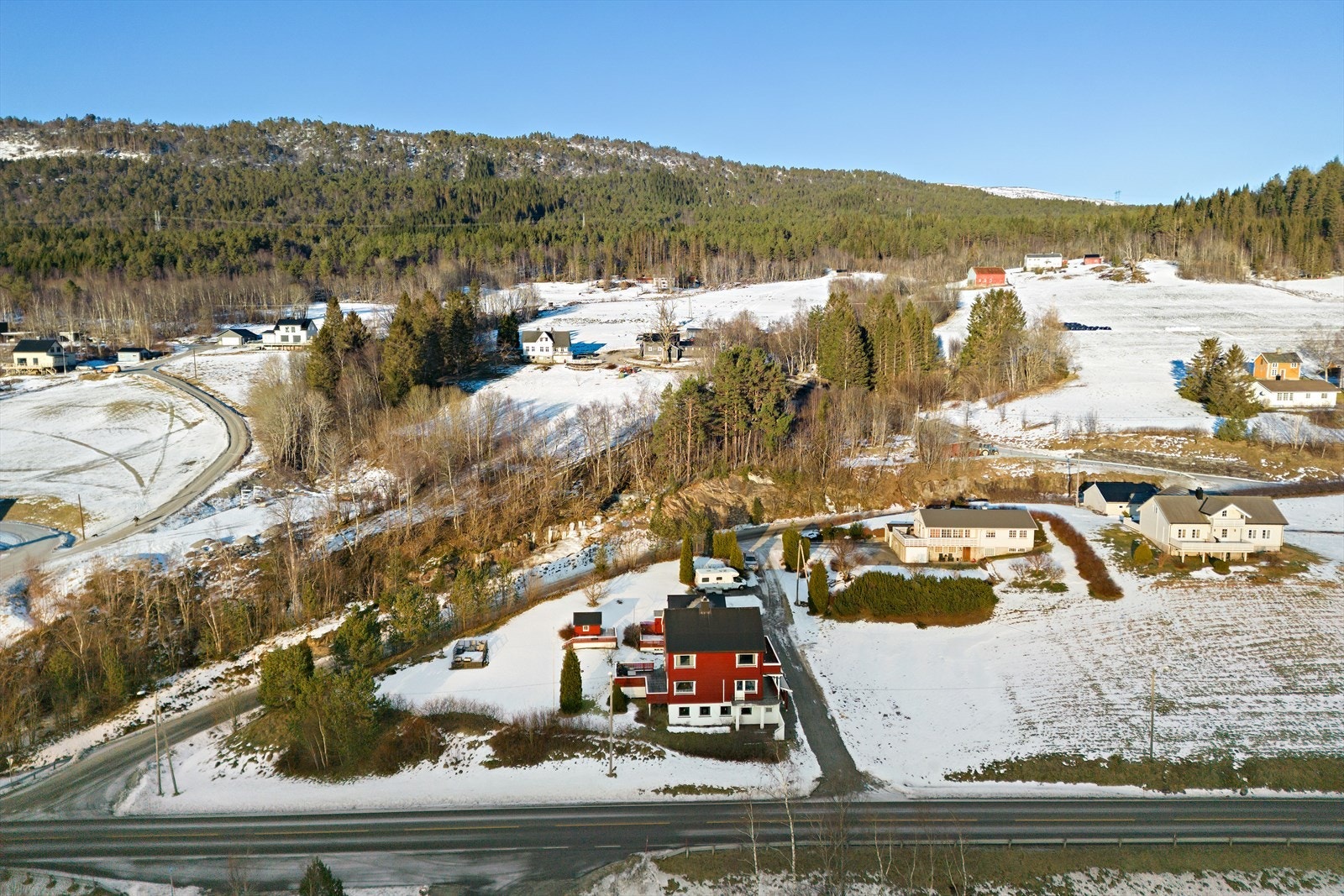 Huset er plassert på en romslig sørvendt tomt. Galleribilde