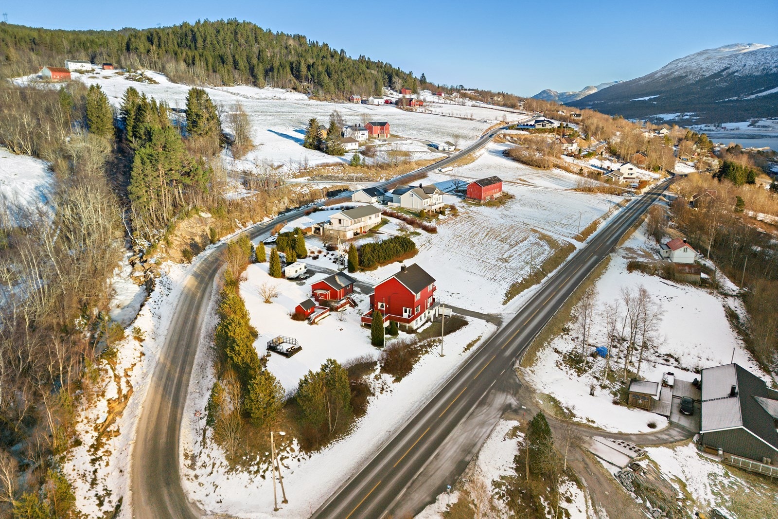 Dronebilde over eiendommen og nærområdet, tatt vestfra. Galleribilde