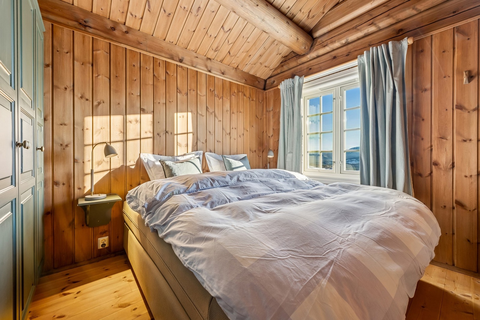 Hovedsoverom med fire gode garderobeskap fra Rennebu snekkeri innebygget i vegg Galleribilde