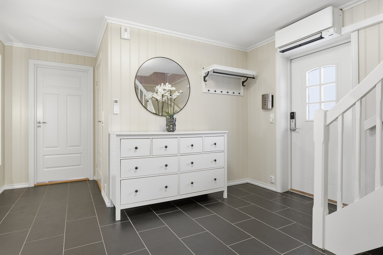 Fra entrèen er det adkomst til stuen og trapp opp til 2.etasje med 3 soverom. Galleribilde