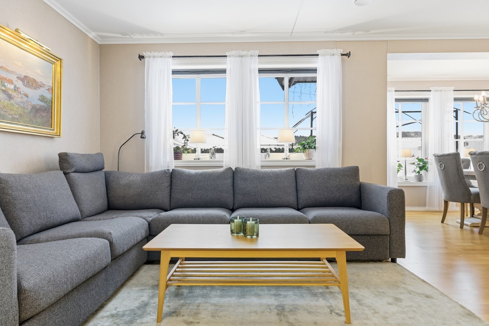 Boligen holder en gjennomgående god standard og har en gjennomtenkt og velfungerende planløsning over to plan. Galleribilde