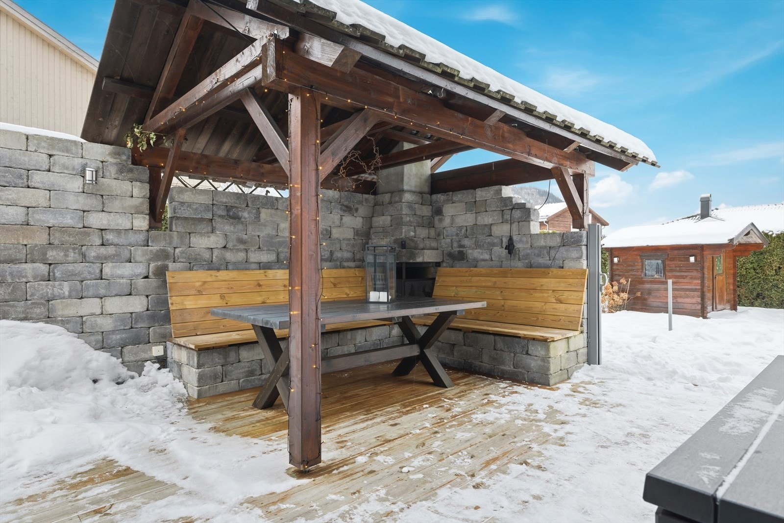 Eiendommen kan skilte med en innbydende og lun grillhytte som skaper et perfekt samlingspunkt gjennom store deler av året. Galleribilde