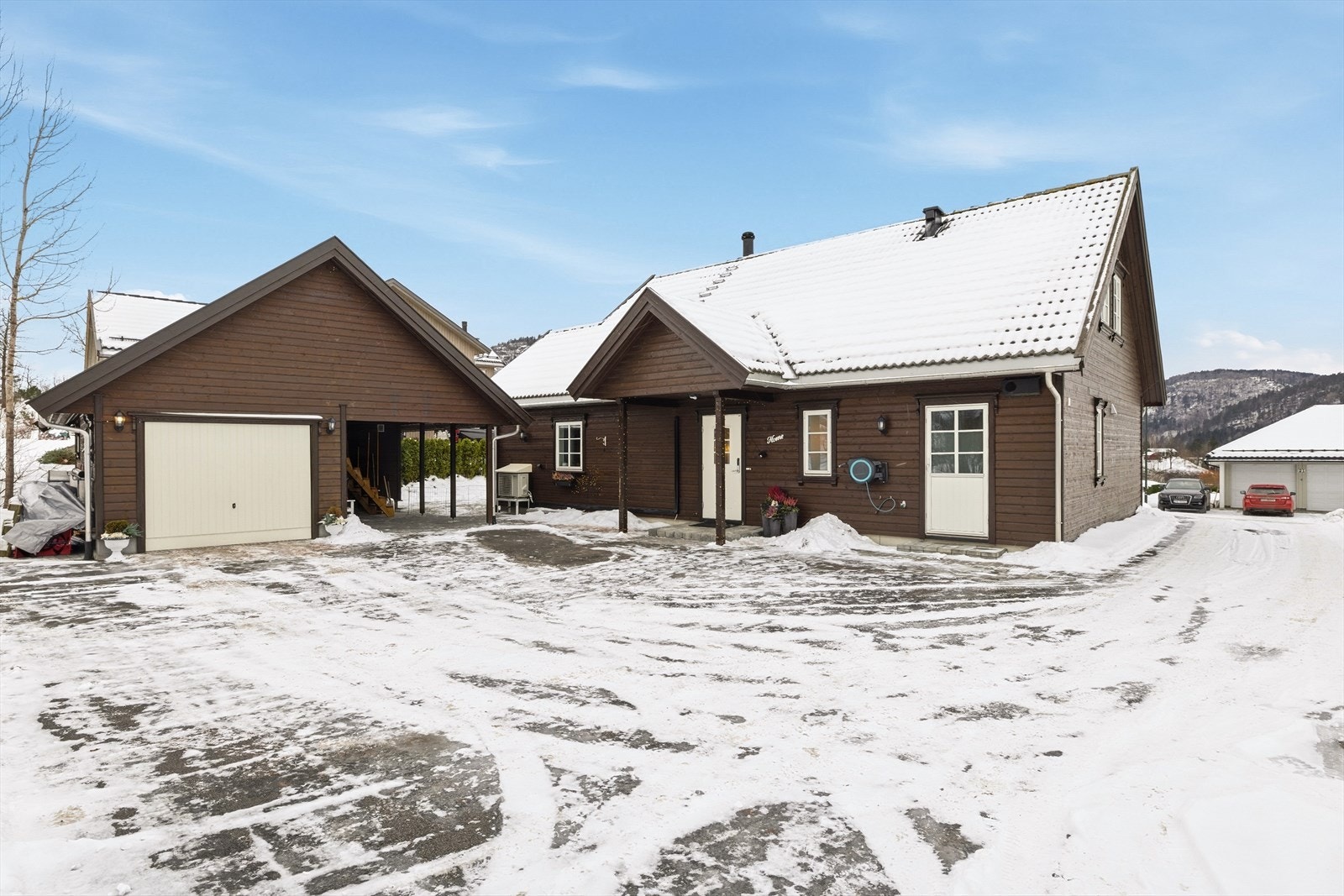 Asfaltert oppkjørsel og belegningsstein rundt huset. Mye plass til parkering. Galleribilde