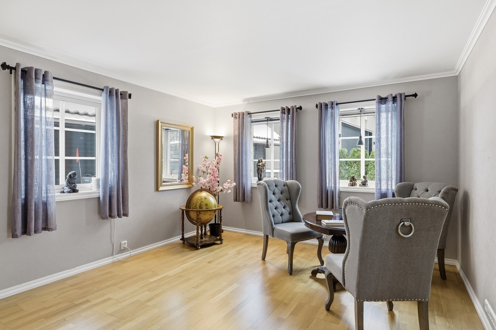 Dette rommet har vært brukt som stue, men kan fint brukes som et stort soverom hvis en ønsker alt på en flate. Galleribilde