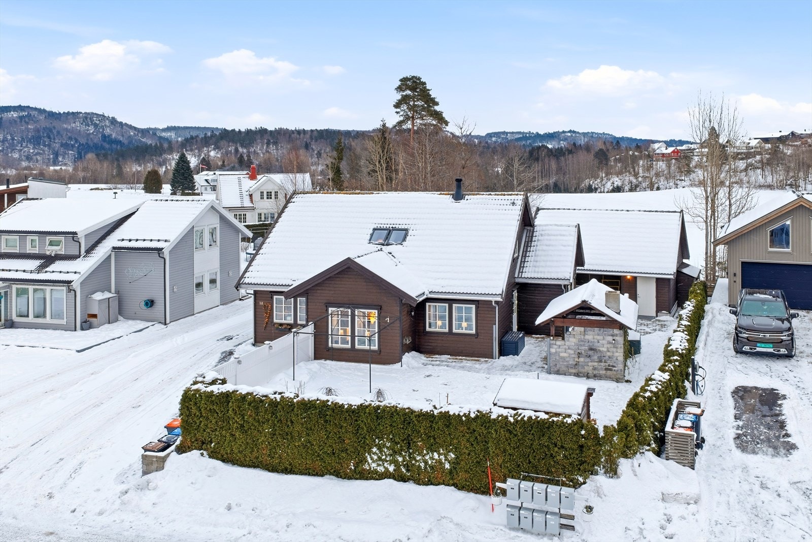 Eiendommen har gode solforhold gjennom store deler av dagen, både på uteområdene og den trivelige terrassen, noe som gir fine rammer for avslapning, lek eller sosiale sammenkomster utendørs. Galleribilde