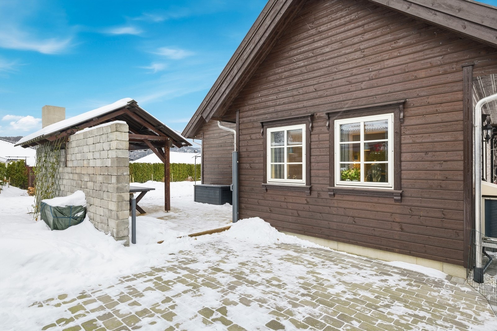 Skjermede uteplasser og grillhytte. Gode solforhold. Galleribilde