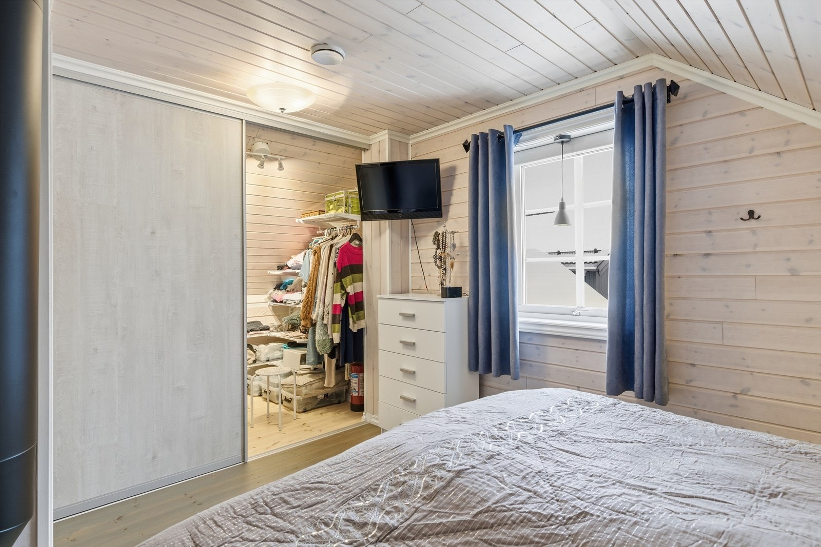 Hovedsoverommet er lyst og delikat innredet med god plass til dobbeltseng med tilhørende nattbord og garderobeløsning. Galleribilde