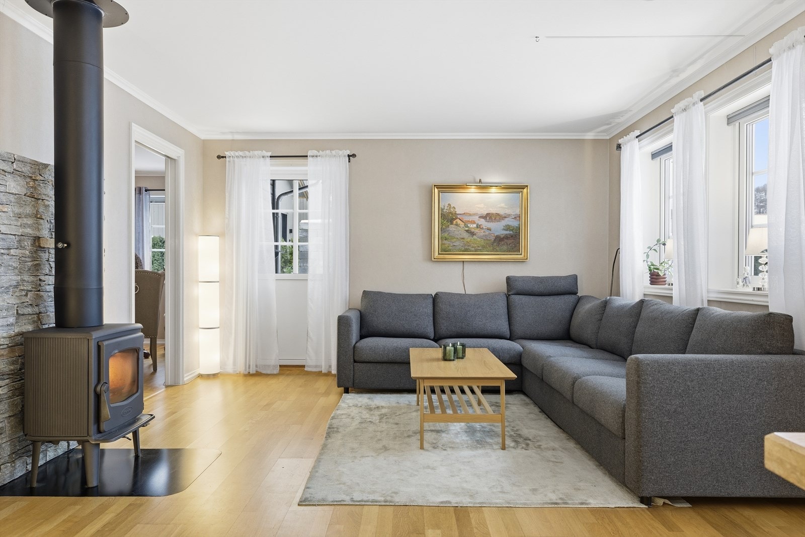 Sentralt plassert i rommet er en varmende vedovn. Galleribilde