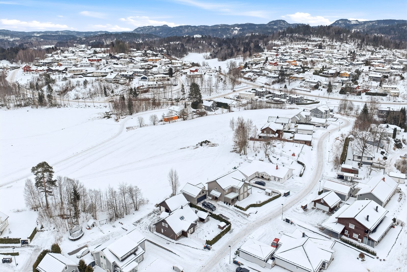 Her bor du med kort avstand til det du trenger i hverdagen, som offentlig transport, skole, barnehage, dagligvarebutikk og et bredt utvalg av idretts- og fritidstilbud. Galleribilde