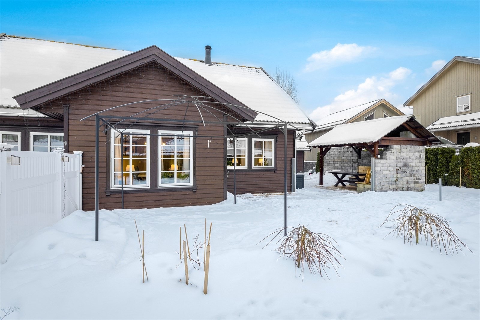 Boligen har en pent opparbeidet tomt og uteområde. Under snøen er det også en terrasseplatting. Galleribilde