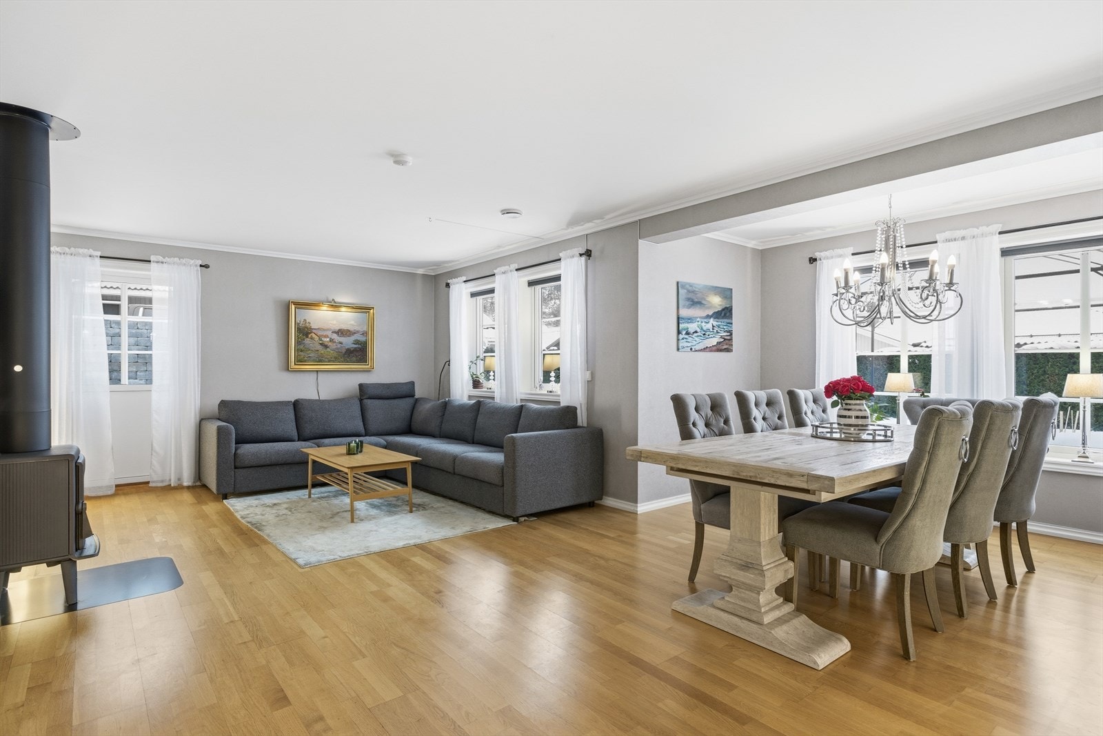 De store vindusflatene slipper inn godt med lys og gir rommet en fin romfølelse. Galleribilde