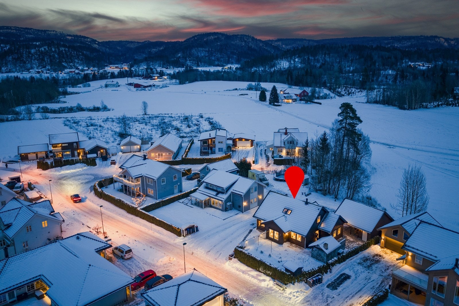 Innholdsrik enebolig fra 2014 med asfaltert gårdsplass, garasje, flotte uteområder og mulighet for alt på en flate. Galleribilde