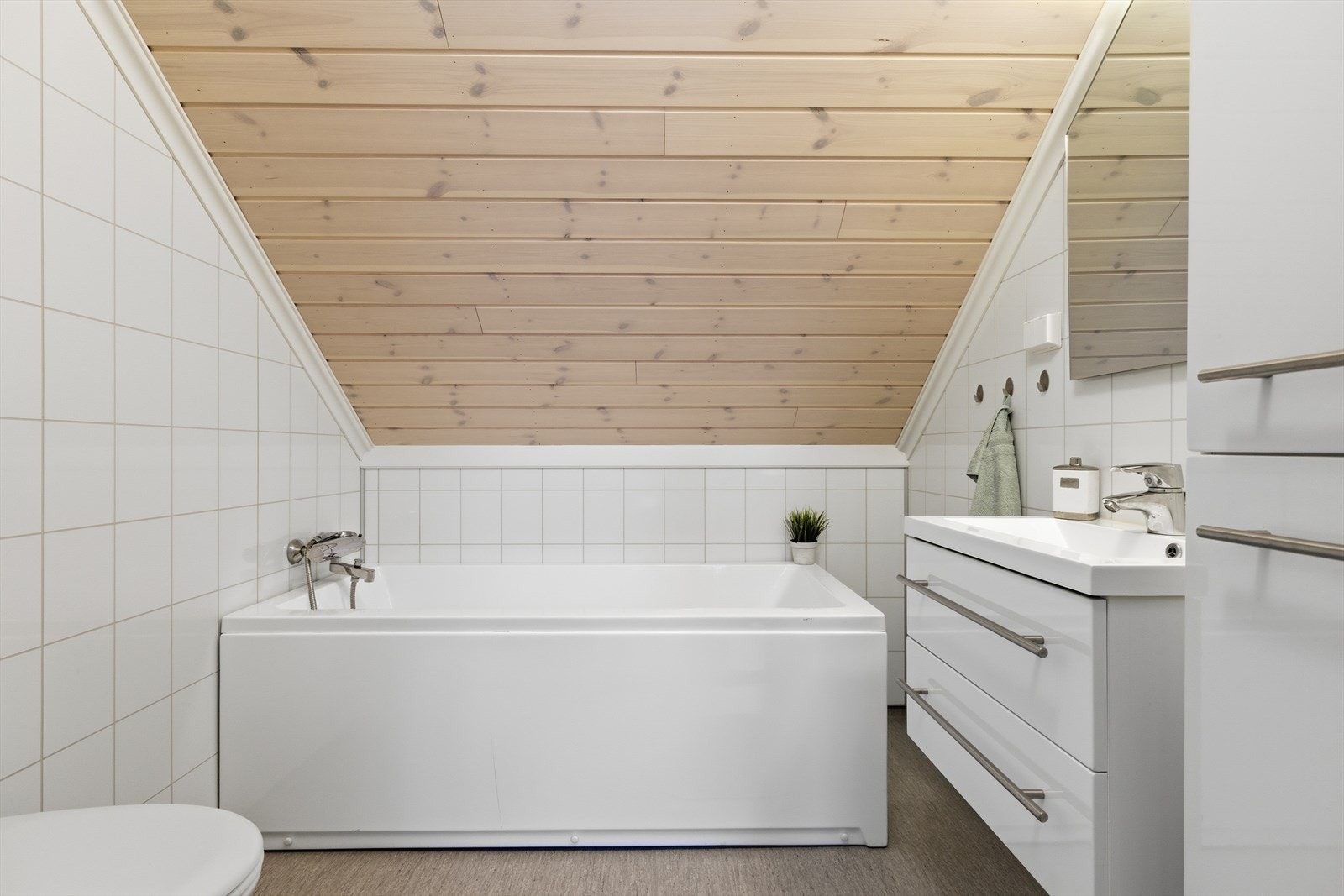 Baderom i 2.etasje som ligger praktisk i tilknytning til soverommene med servantinnredning, toalett og badekar. Galleribilde