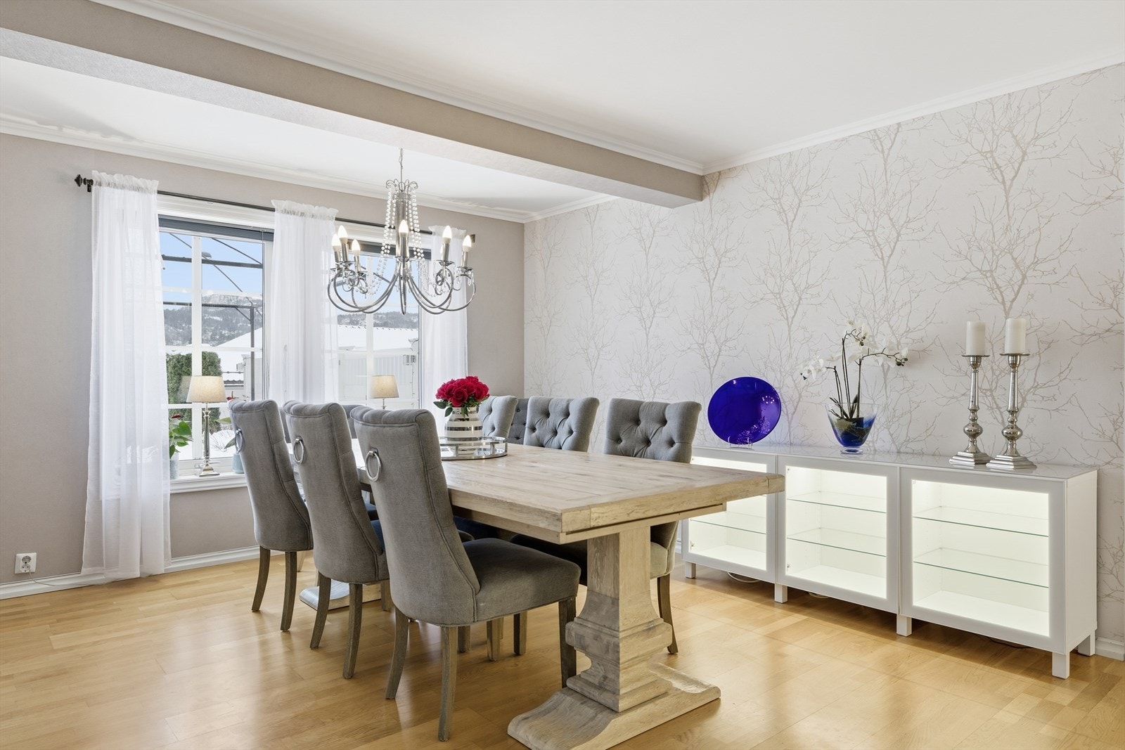 Spisebordet finner sin naturlige plassering, her kan en fint dekke på til mange gjester og invitere til store selskaper. Galleribilde