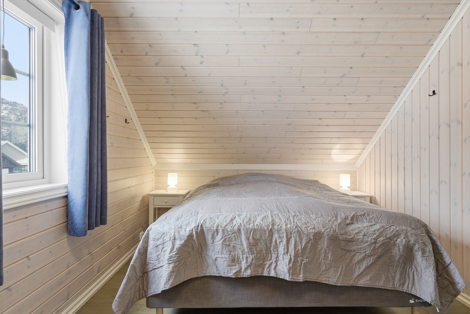 Boligen går over to etasjer og har 3 soverom av god størrelse i 2.etasje. Her er hovedsoverommet. Galleribilde