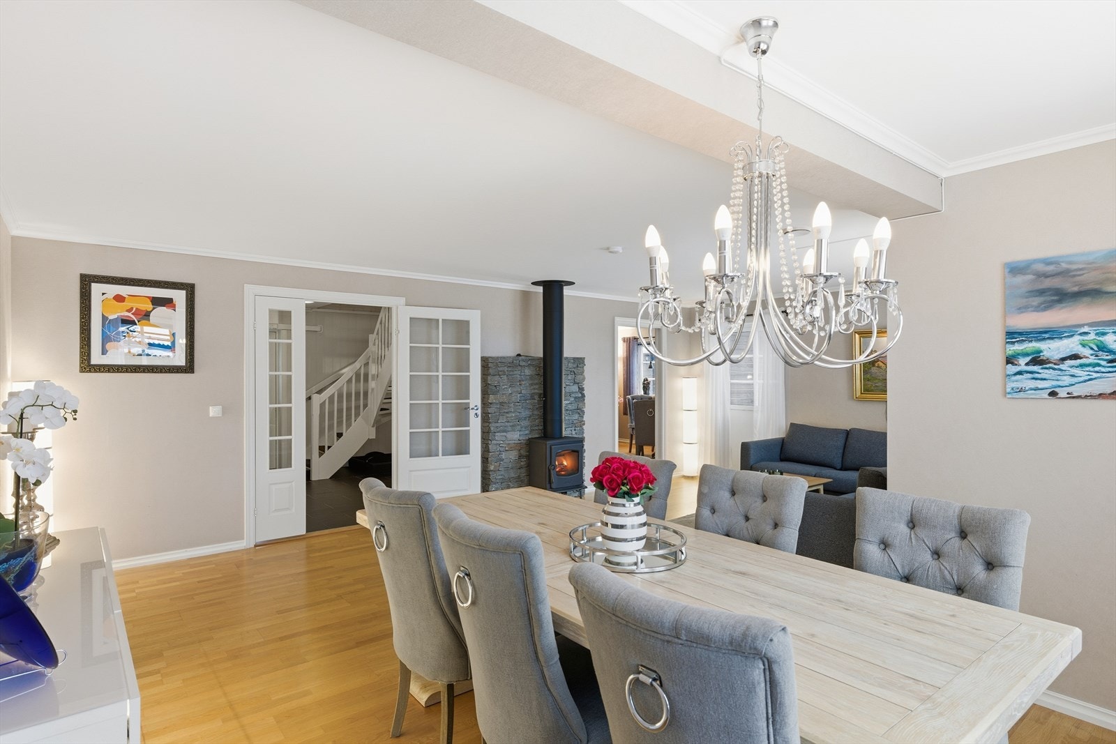 Stuen er innbydende med parkett på gulv og slette vegger, malt i en pen fargetone. Galleribilde