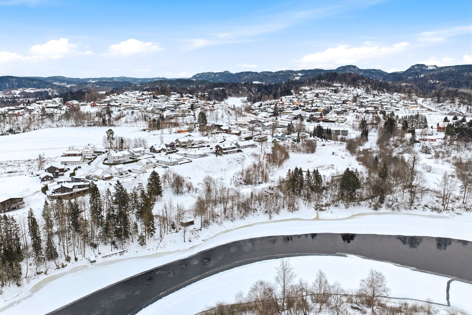 Nærområdet byr også på flotte rekreasjonsmuligheter med skogsterreng, turstier og grønne friområder rett i nærheten - perfekt for både småbarnsfamilier og friluftsinteresserte. Galleribilde