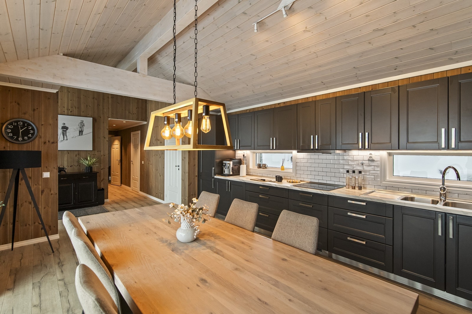 Kjøkken i sort profilerte fronter og med intergrerte hvitevarer Galleribilde