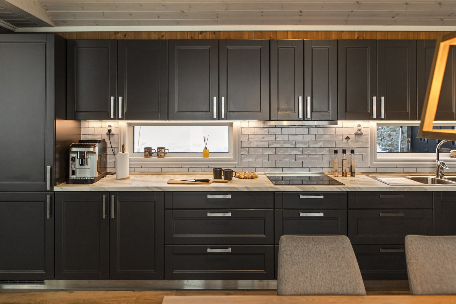 Sosialt og innbydende kjøkken med god plass til besøkende, familie og hyttas kokk! Galleribilde