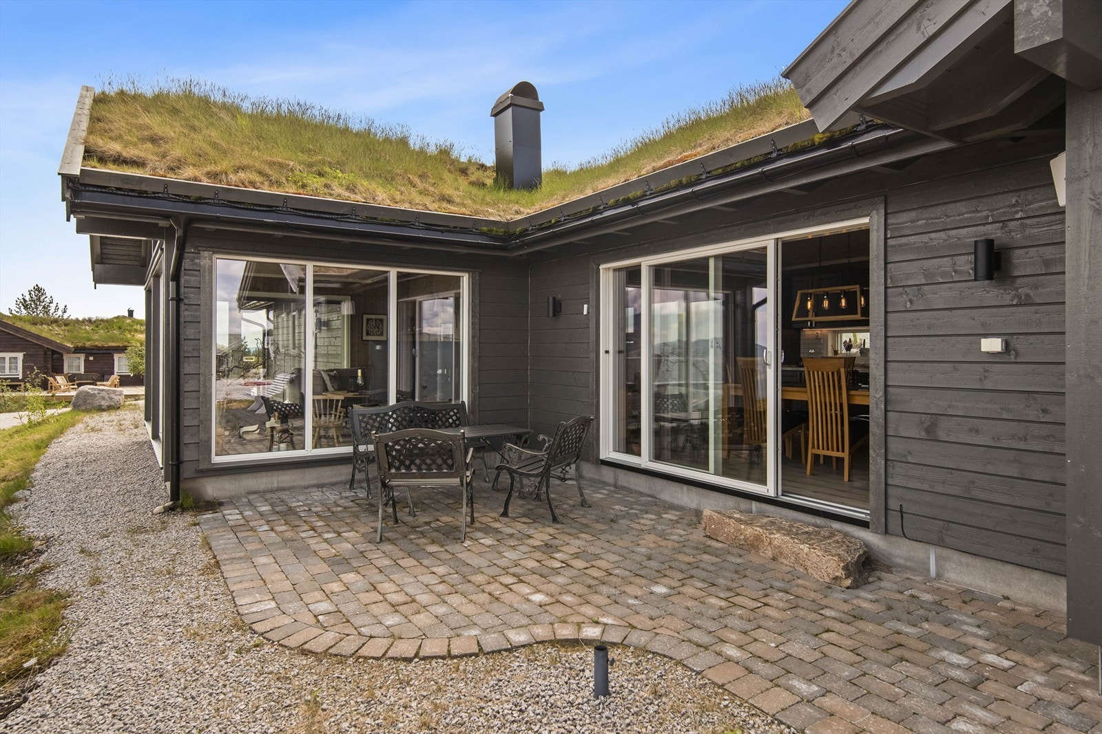 Stensatt terrasse med utgang fra kjøkkenet Galleribilde