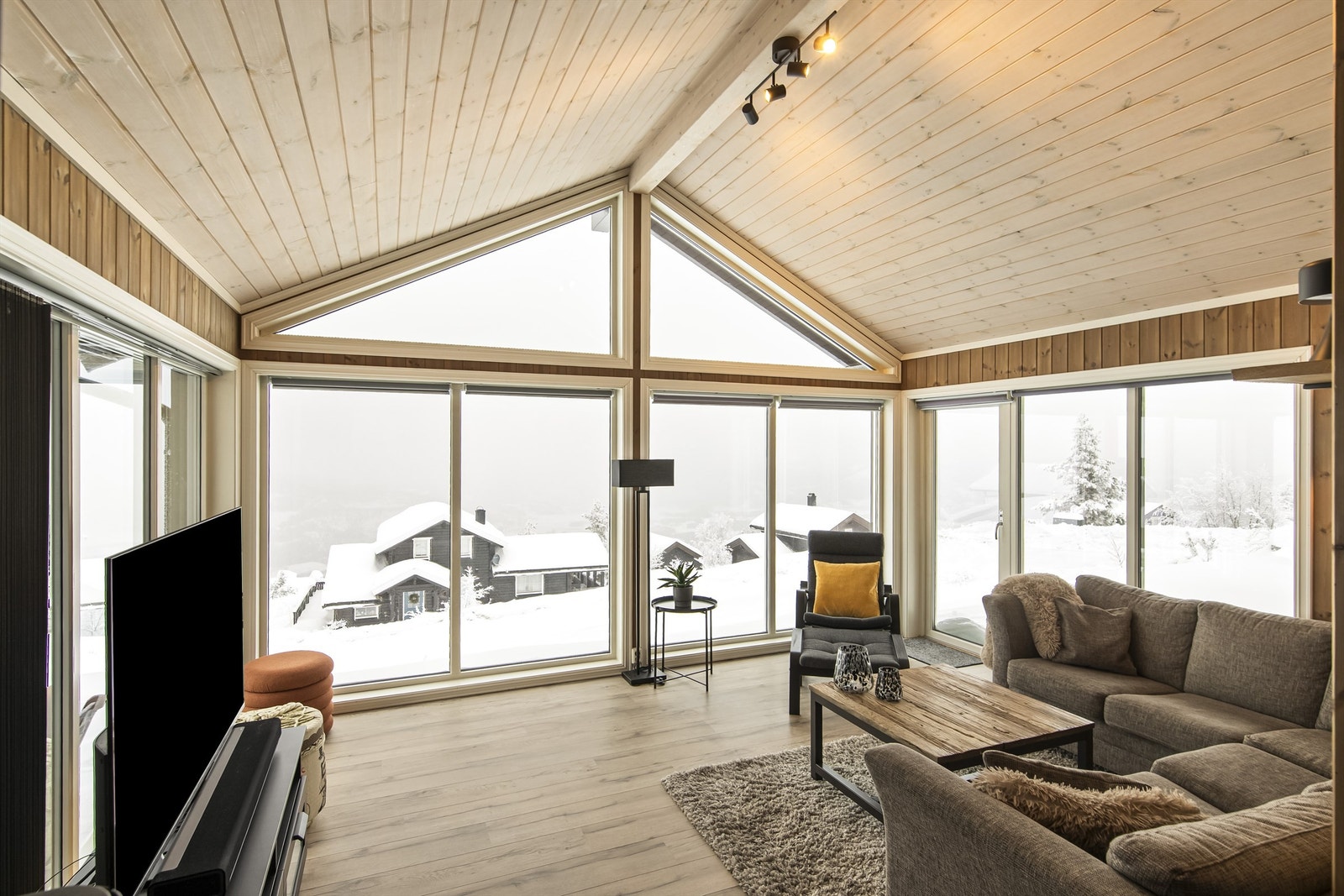 De store vindusflatene gir rommet naturlig lys Galleribilde