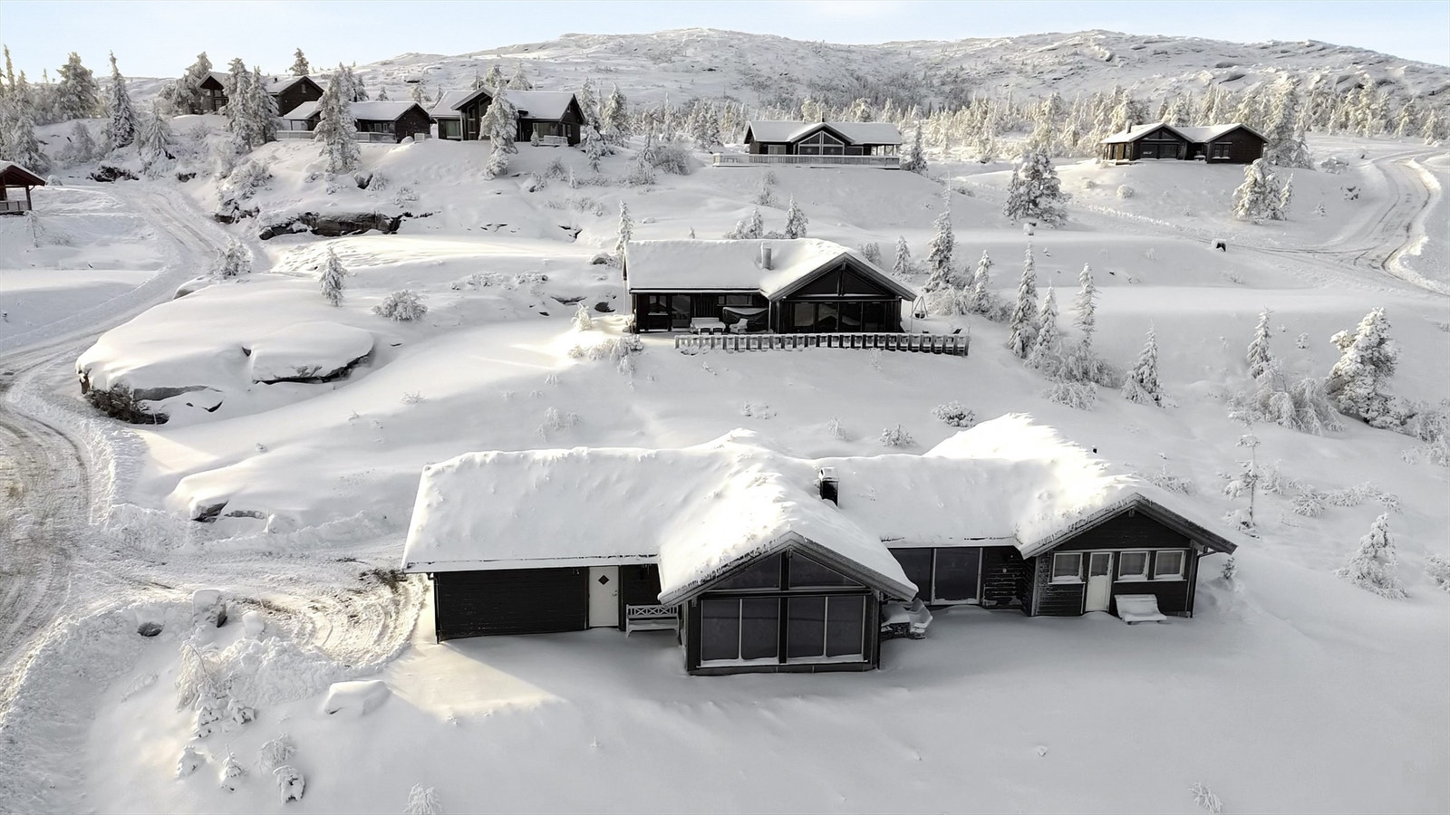 Hytten ligger høyt og fritt i terrenget med fint utsyn og uten innsyn Galleribilde