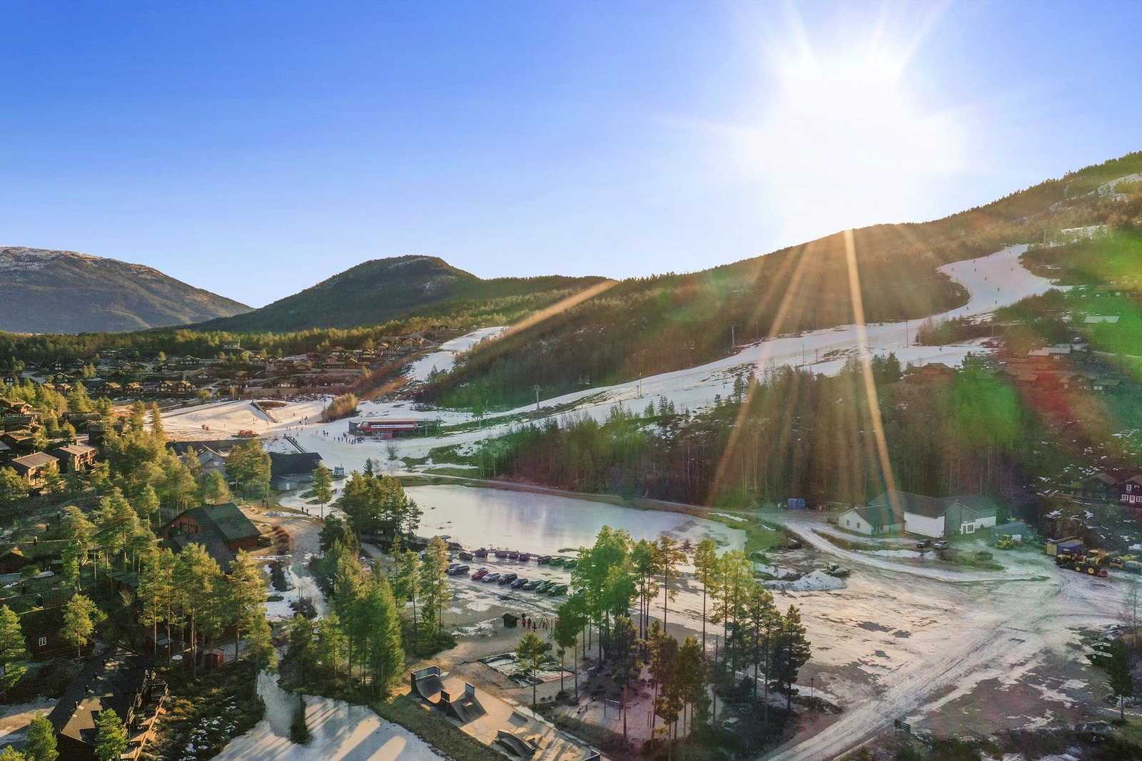 Vrådal skisenter, skaterampe og lekeplass - arkivbilde Galleribilde