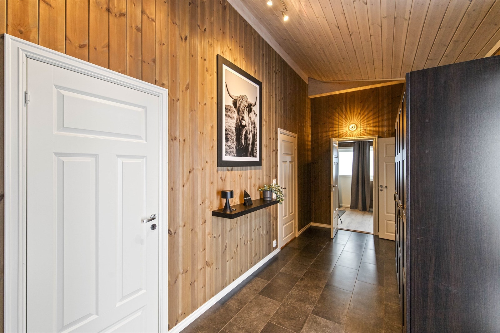 Hall med tilgang til hovedsoverom, bad og vaskerom - før man entrer inn til kjøkkenet Galleribilde