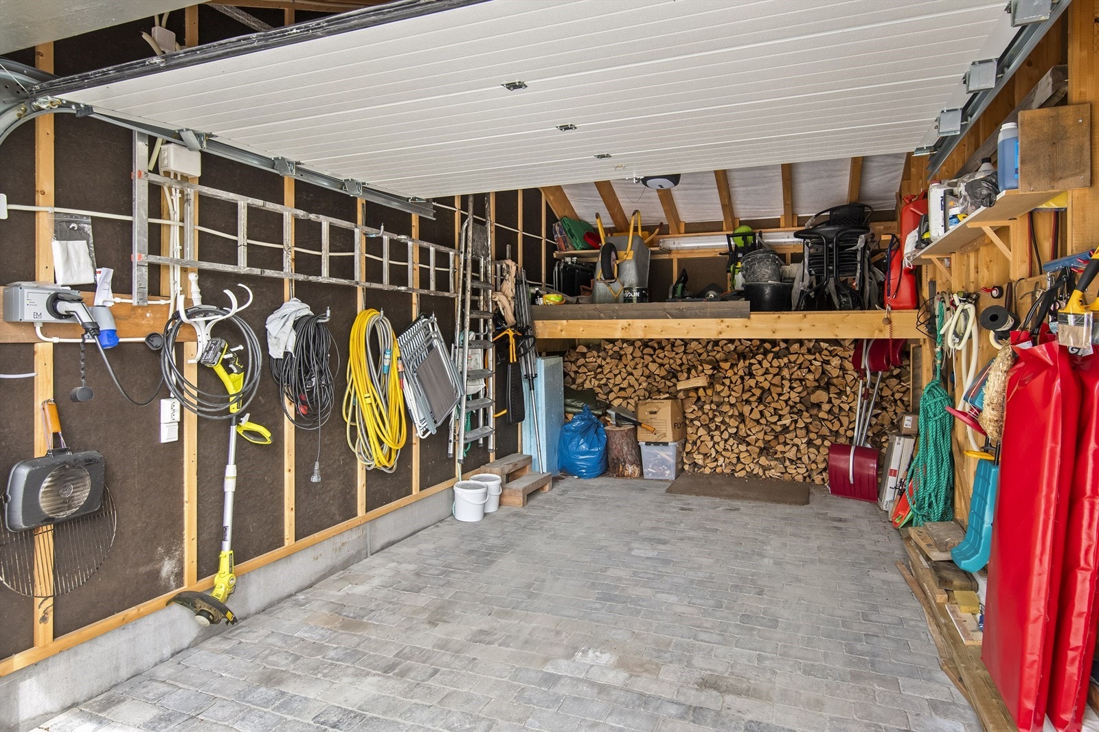 Garasje med god plass og elbil lader Galleribilde