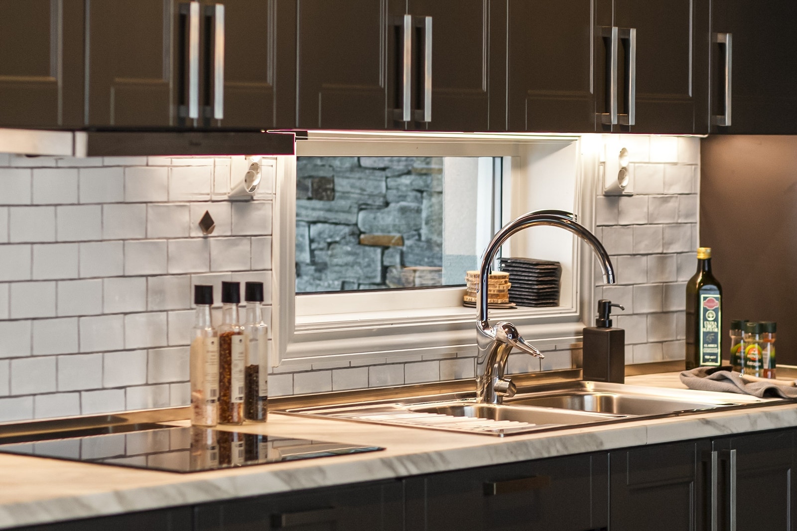 Fliser på vegg mellom benkeplaten og overskaper Galleribilde