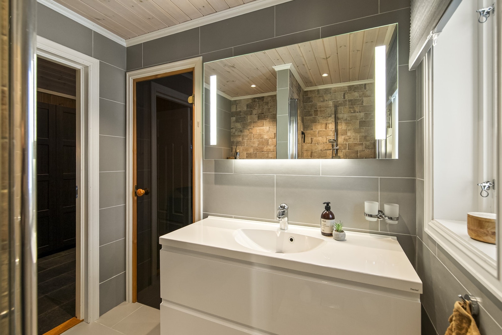 Badet ligger i tilknytning til hall og hovedsoverom Galleribilde