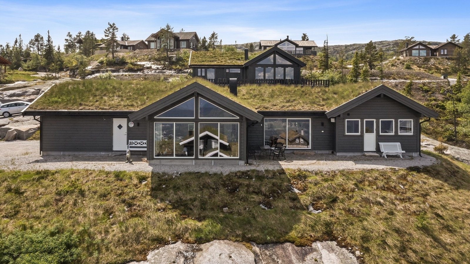 Fine utearealer rundt hytten, slik at man kan flytte seg med vær og vind Galleribilde