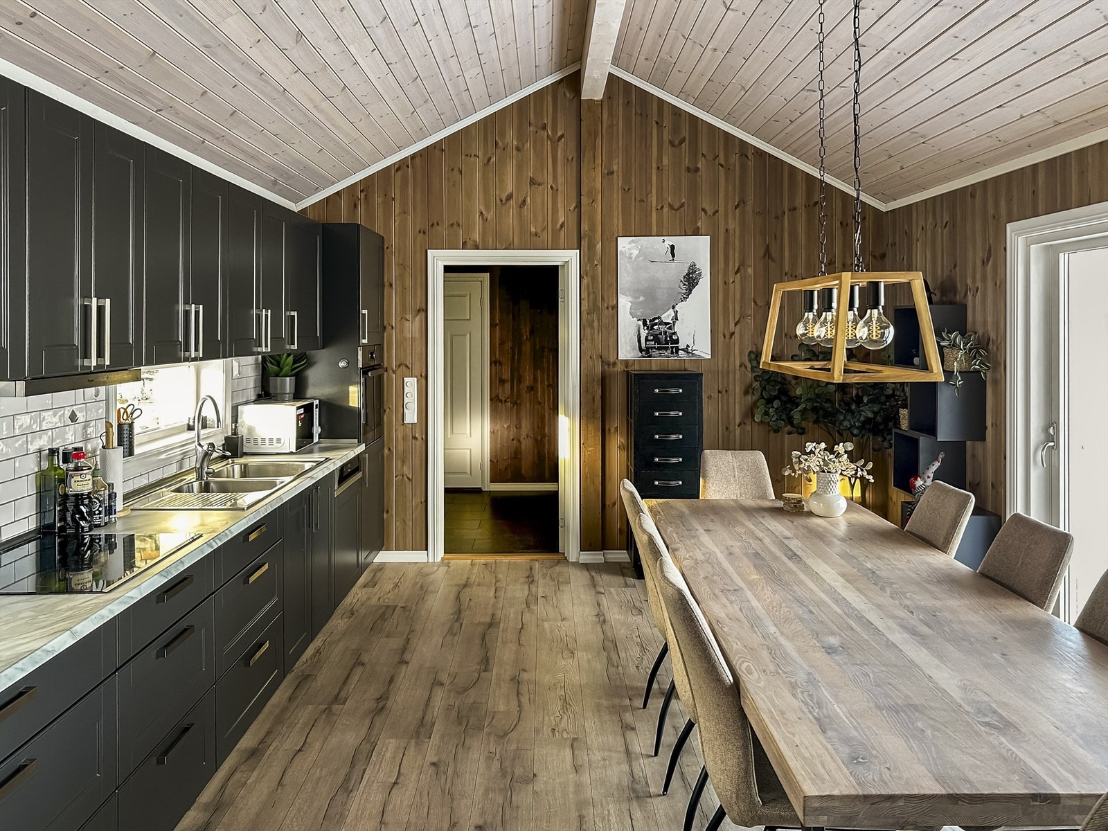 Kjøkkenet har svært godt med skap- og benkeplass Galleribilde