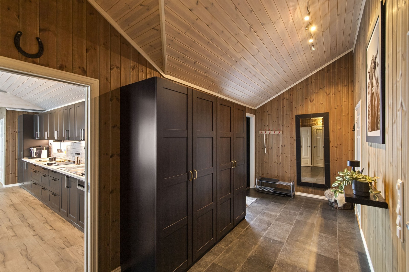 Stor garderobeløsning i hallen med plass til alt yttertøy Galleribilde