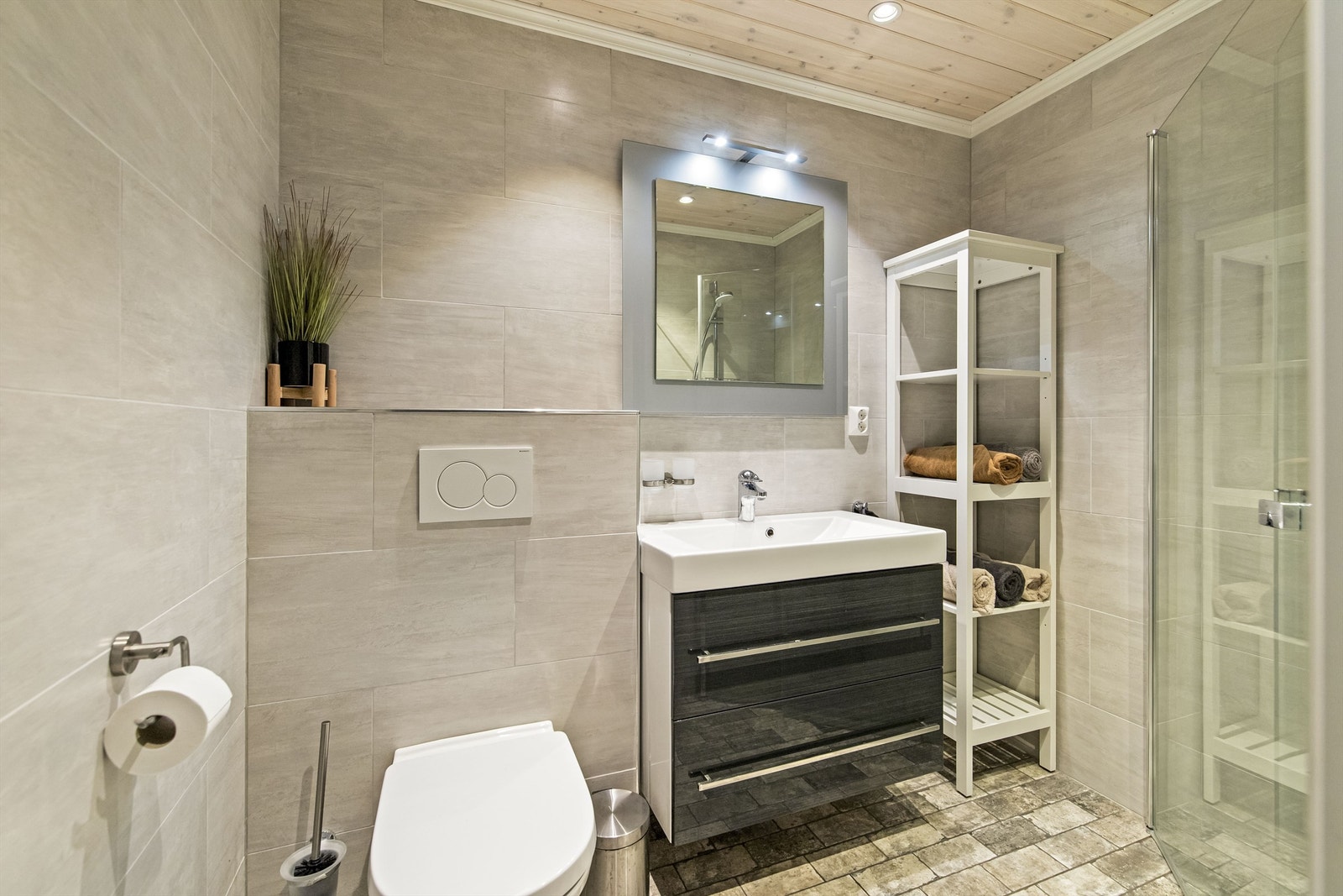 Bad 2 er også tidløst og moderne innredet Galleribilde