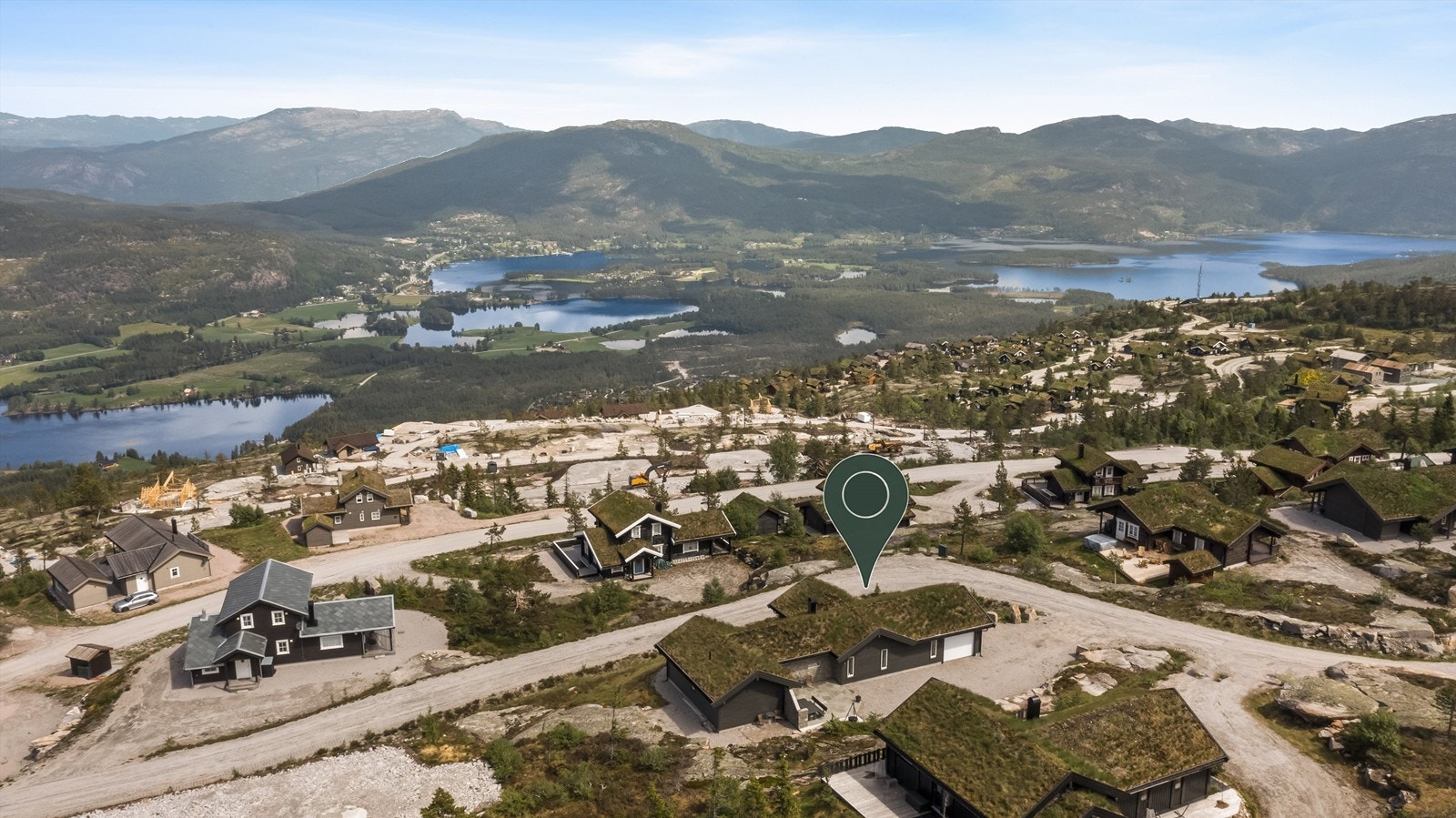 Hytten ligger sentralt og fint i terrenget med kort vei til alle fasiliteter i Vrådal Galleribilde