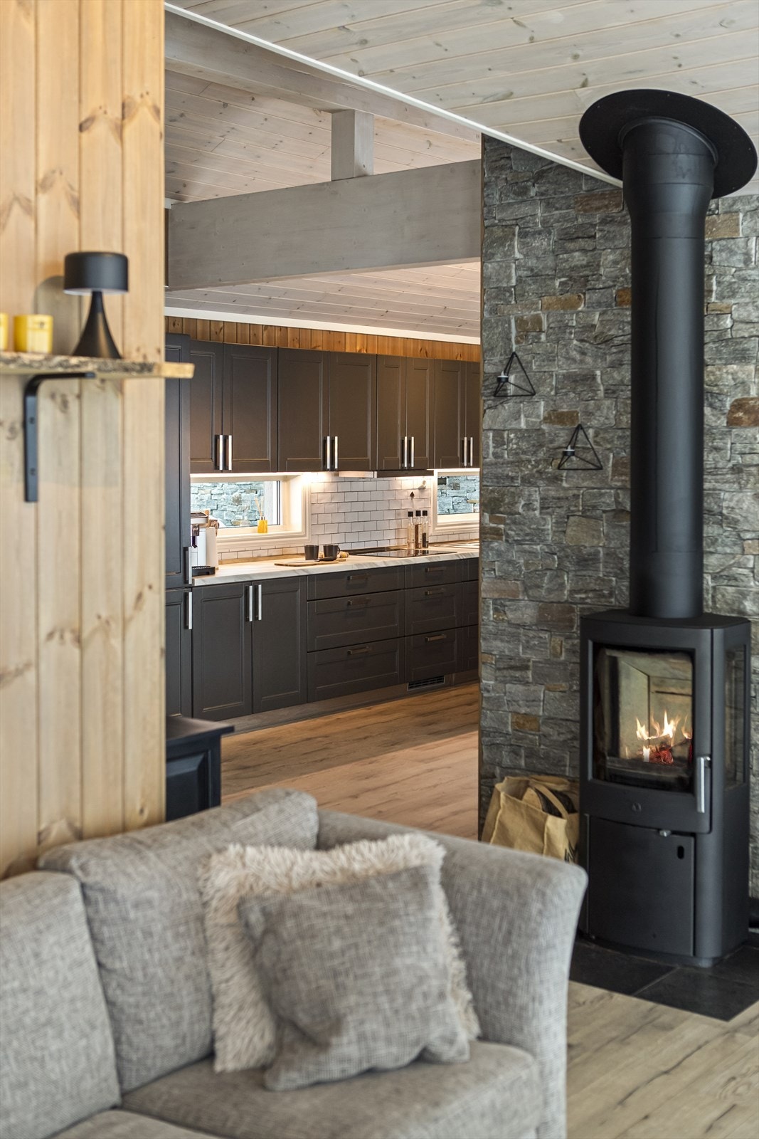 Stue og kjøkken/allrom er noe skjermet fra hverandre Galleribilde