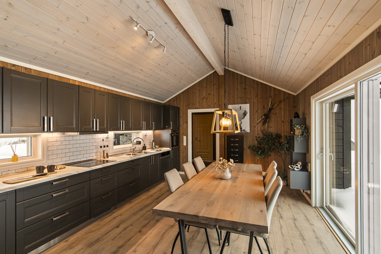 Kjøkken/allrom med god plass til spisestuen Galleribilde