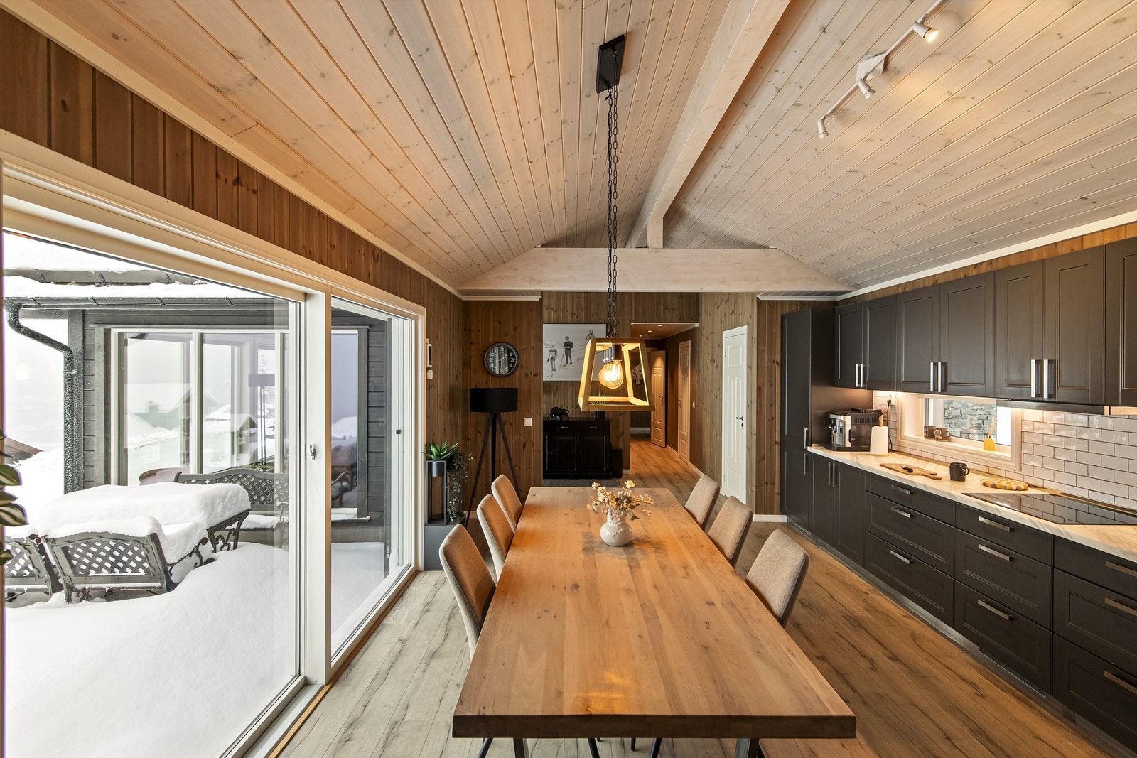 Stor skyvedør med god vindusflate slipper inn godt med naturlig lys Galleribilde