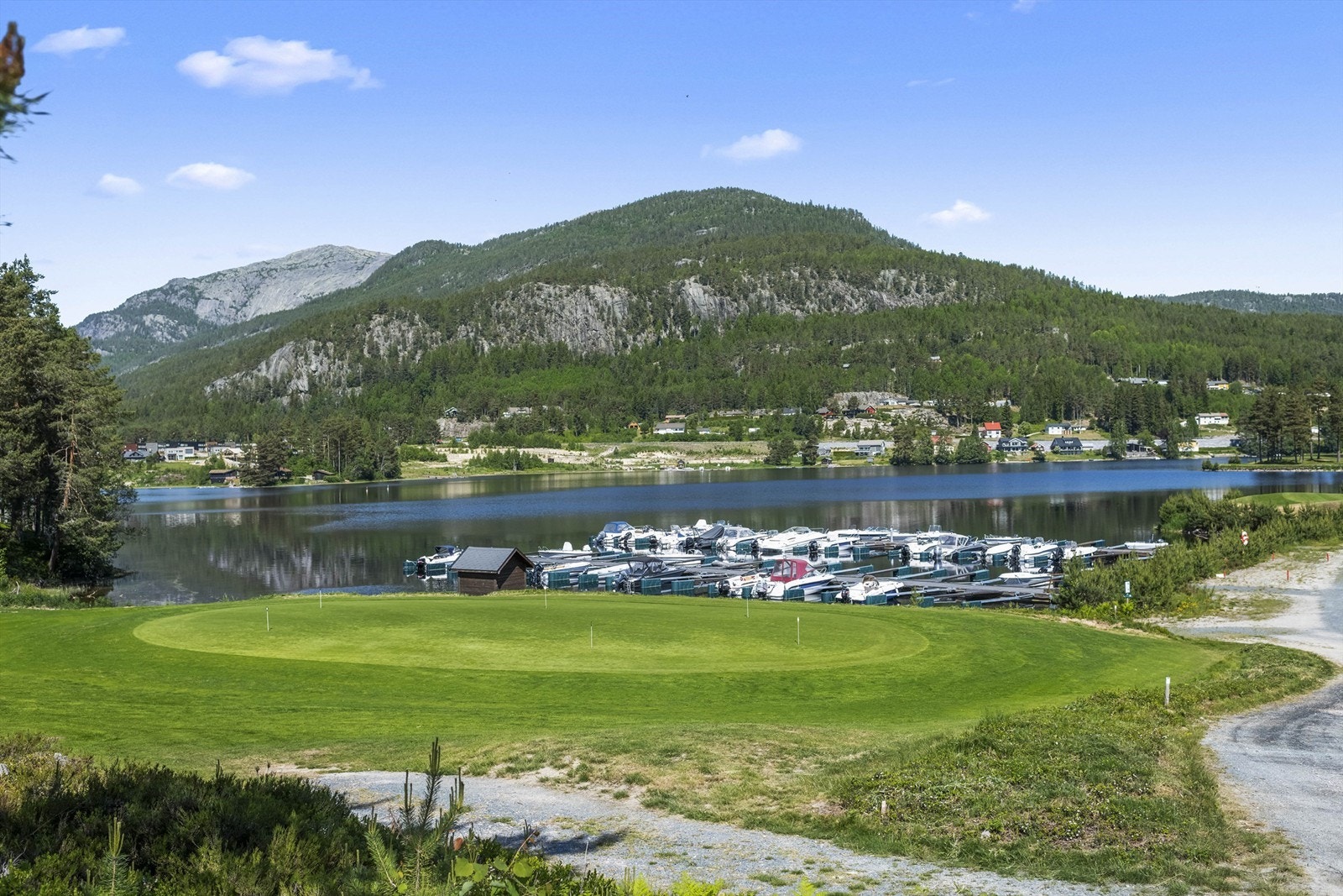 Nisser byr på båtliv, fiske, bading og vakre omgivelser Galleribilde