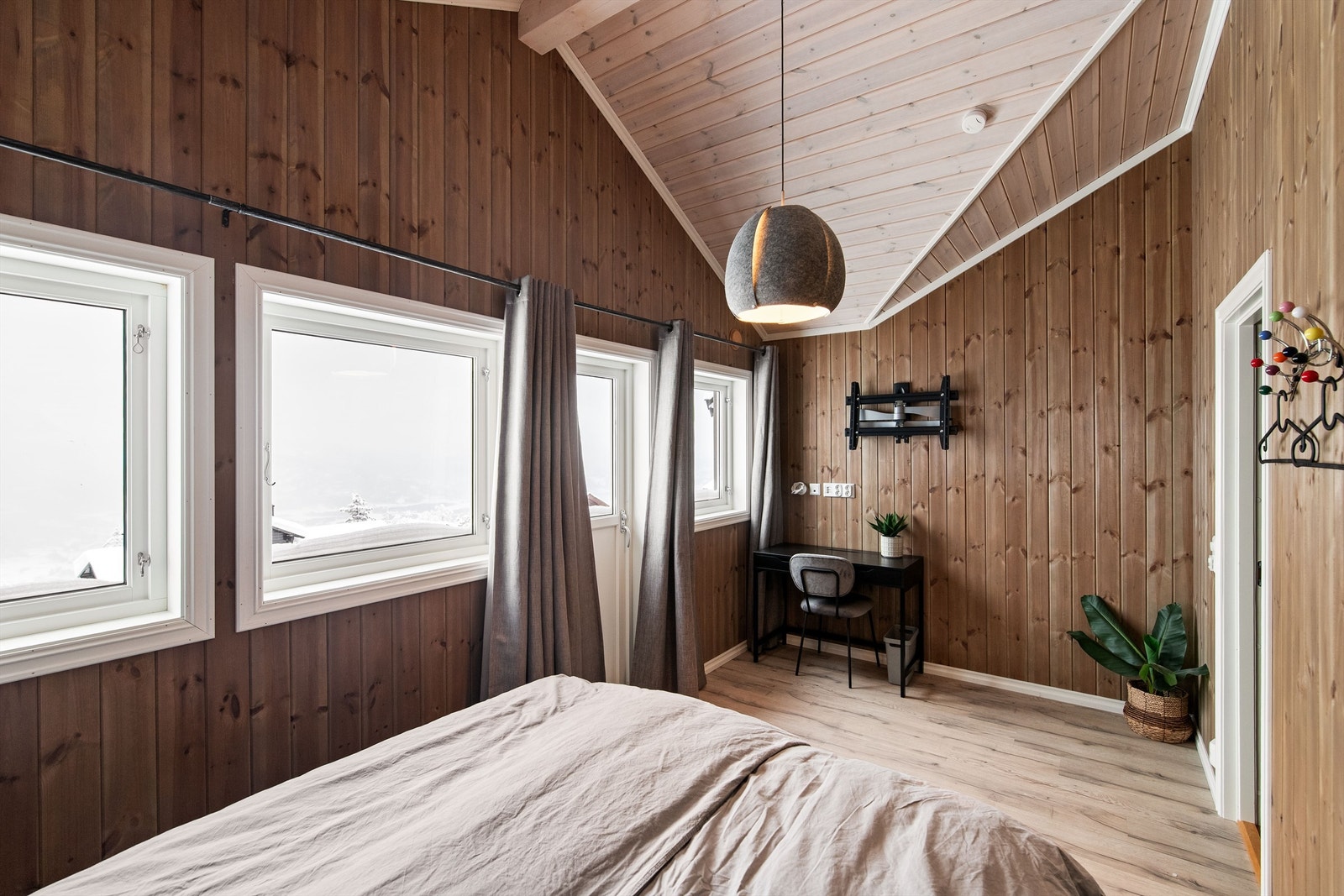 Stort og fint soverom med utgang til terrasse/hage Galleribilde