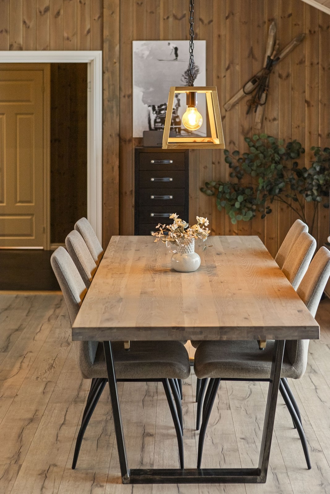 Varmekabler i gulv med WIFI styring, slik at man kan komme til forvarmet hytte Galleribilde