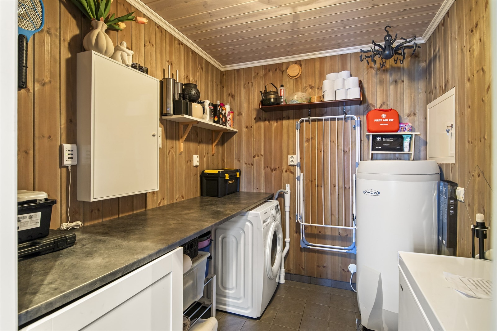 Praktisk med vaskerom med inngang fra hallen. God lagringsplass og vaskemaskin Galleribilde