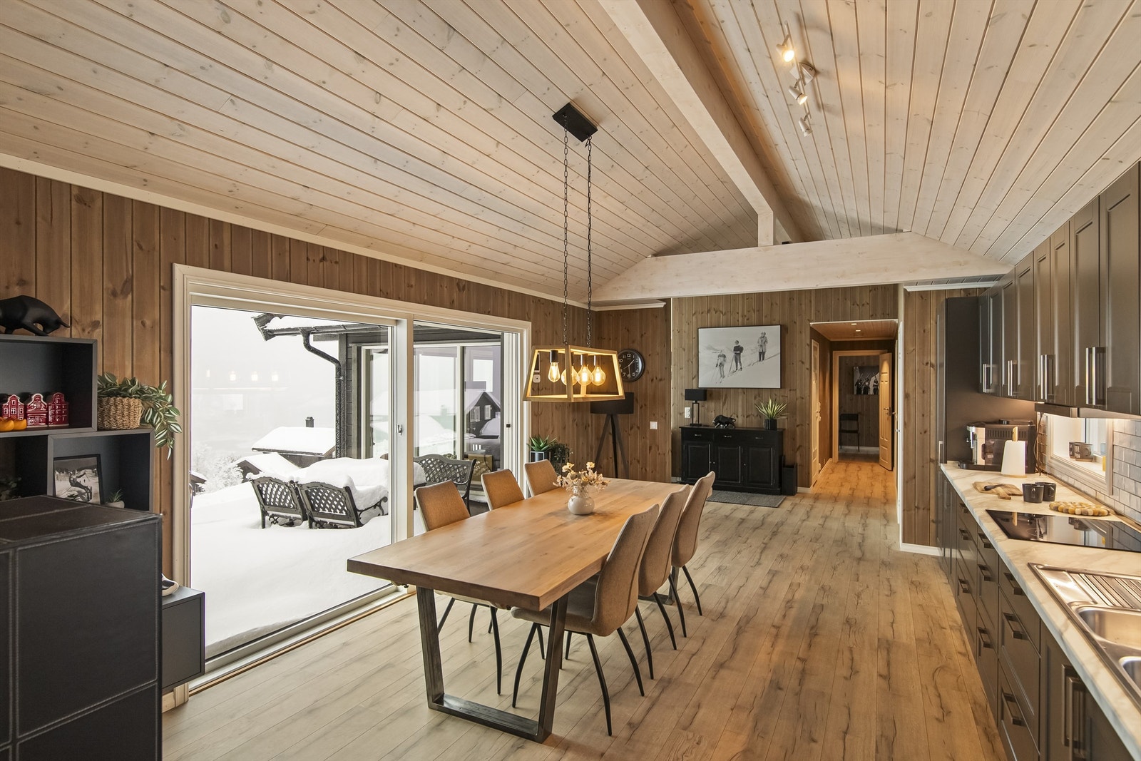 Fra kjøkkenet er det utgang til skifersatt terrasse hvor man kan nyte solen, utsikten og rolige omgivelser Galleribilde