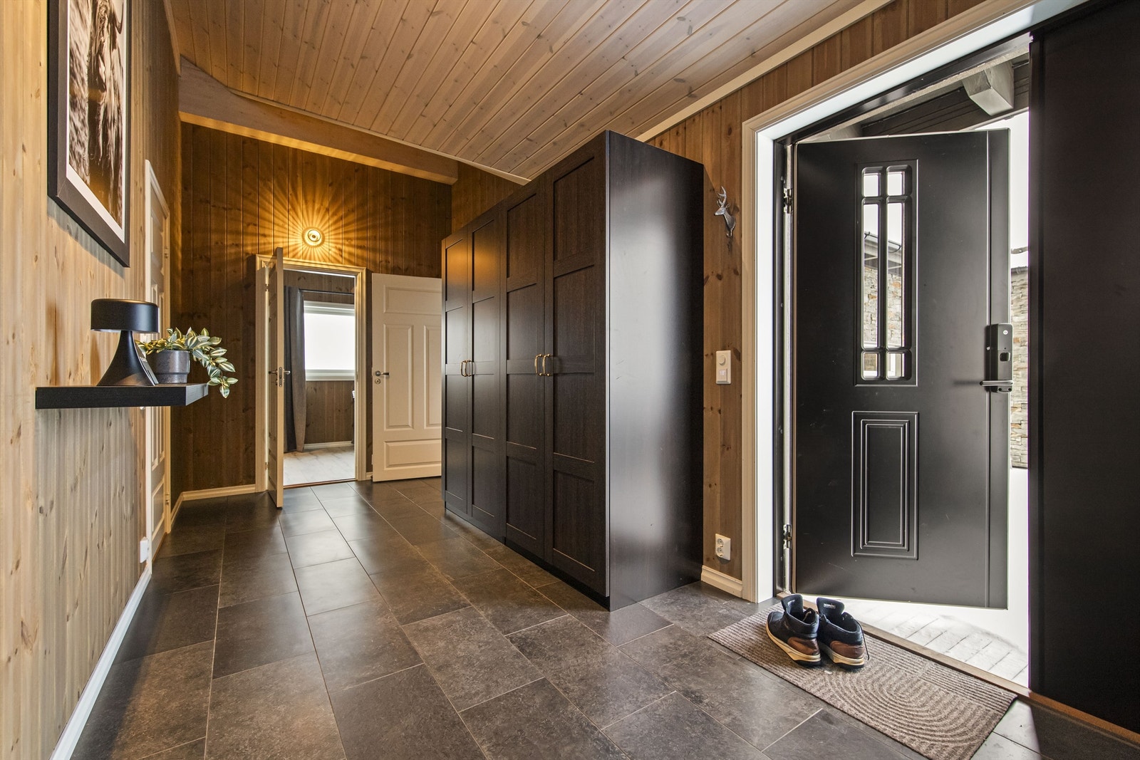 Hall med lekker dobbeldør ønsker velkommen inn! Galleribilde