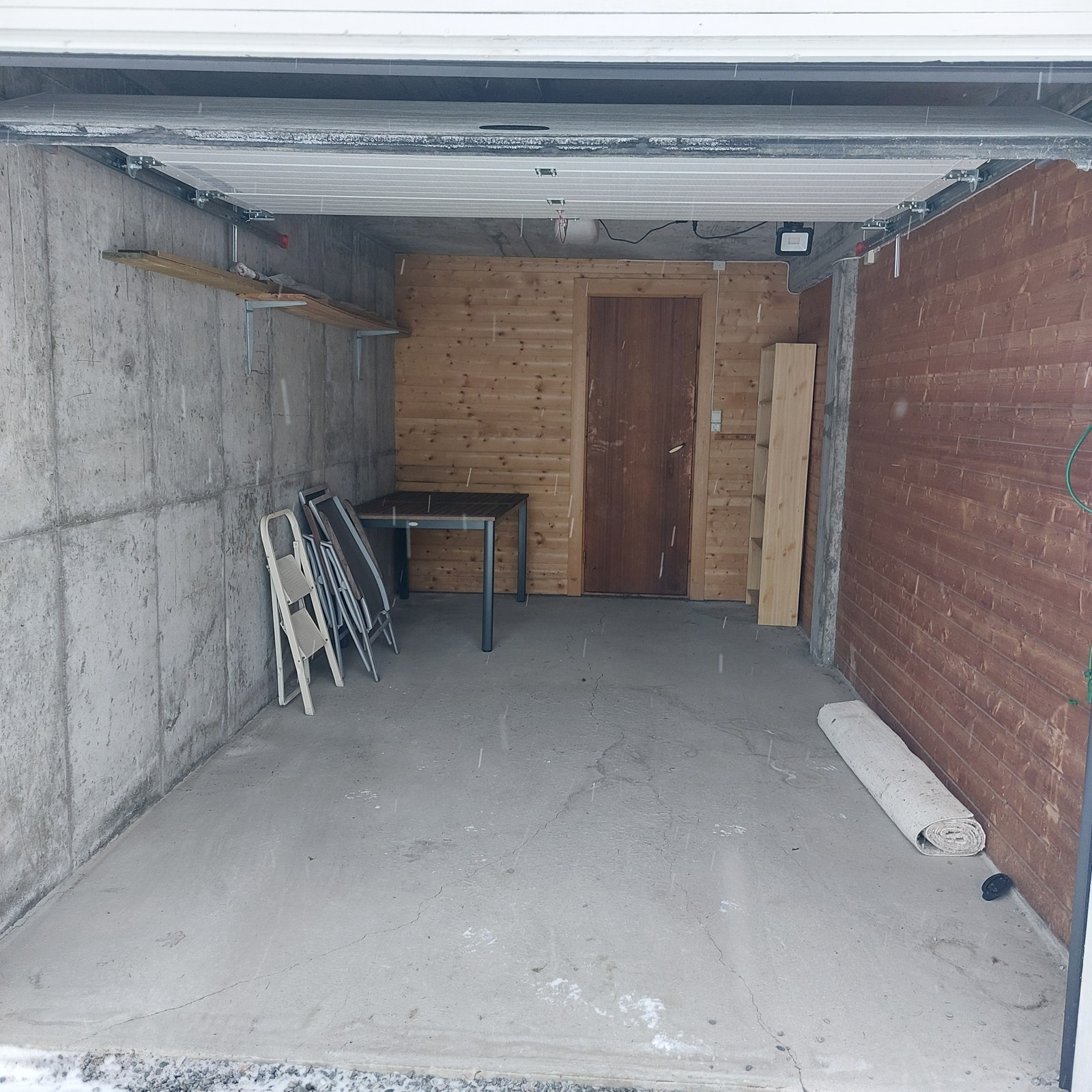 Garasje med elektrisk portåpner Galleribilde