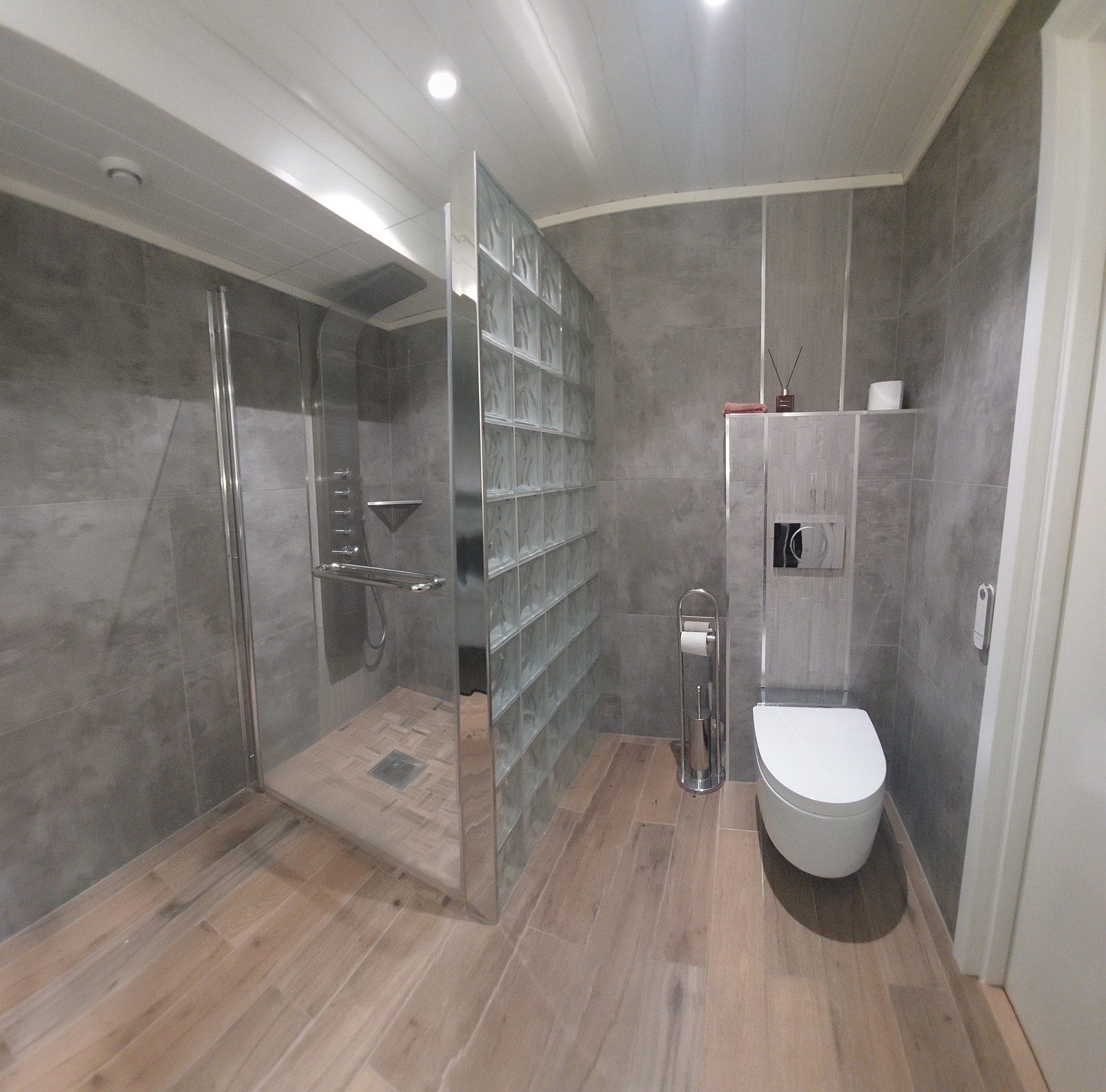 Dusjtoalett og dusjnisje på 1 m² Galleribilde